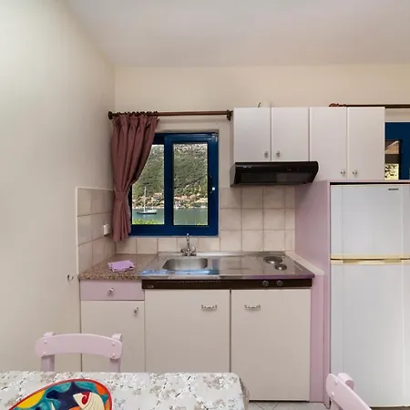 Natassa أيّا إفيميا